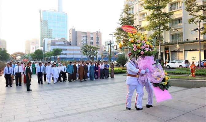 Đảng bộ Công ty Đầu tư Tài chính Nhà nước Thành phố Hồ Chí Minh (HFIC) dâng hoa tại tượng đài Chủ tịch Hồ Chí Minh