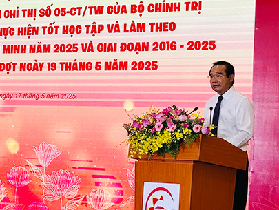 Đảng ủy Ủy ban Nhân dân Thành phố trao tặng Huy hiệu Đảng đợt 19/5