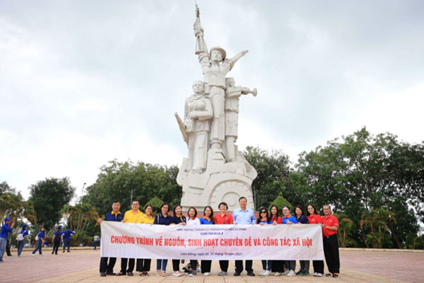 Văn phòng cấp ủy TP tổ chức về nguồn và họp mặt kỷ niệm